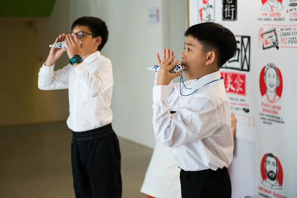 Jeunes musiciens jouant de l’ocarina Jeunes musiciens jouant de l’ocarina